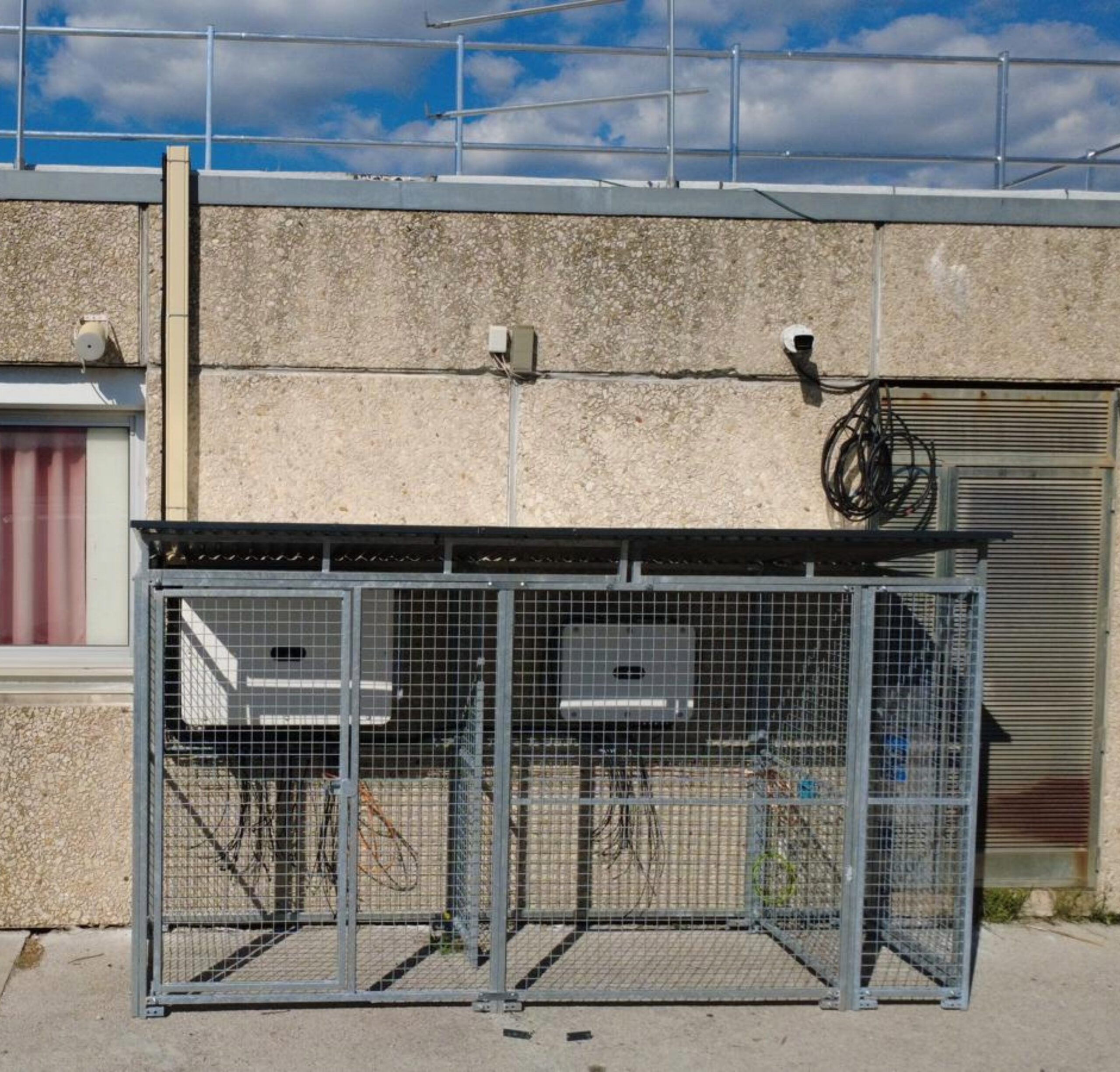 Local onduleur grillagé